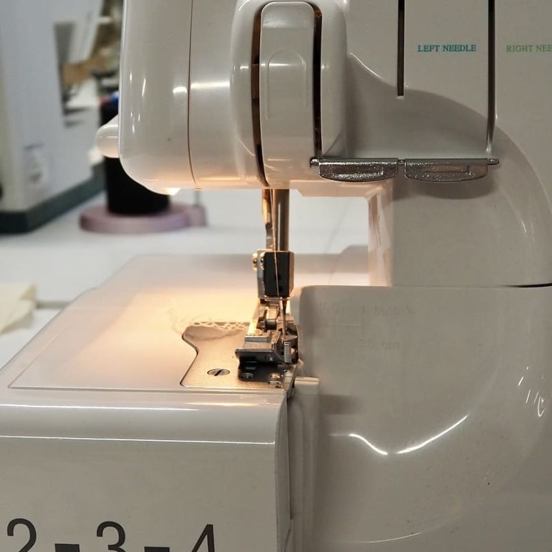 Máquina de coser Sigma de cerca en Espacio Menta, Toledo